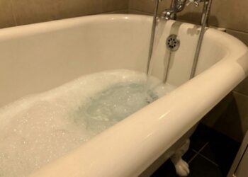 Μπάνιο το πρωί ή ντους πριν τον ύπνο; Η επιστήμη δίνει την τελική απάντηση – Ποιο είναι το σωστό timing στο ντους