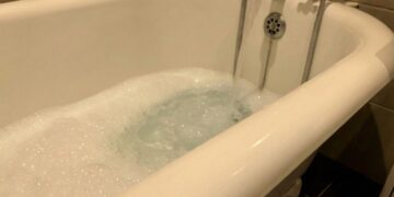 Μπάνιο το πρωί ή ντους πριν τον ύπνο; Η επιστήμη δίνει την τελική απάντηση – Ποιο είναι το σωστό timing στο ντους