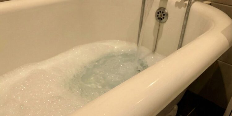 Alldaynews.gr Μπάνιο το πρωί ή ντους πριν τον ύπνο; Η επιστήμη δίνει την τελική απάντηση – Ποιο είναι το σωστό timing στο ντους