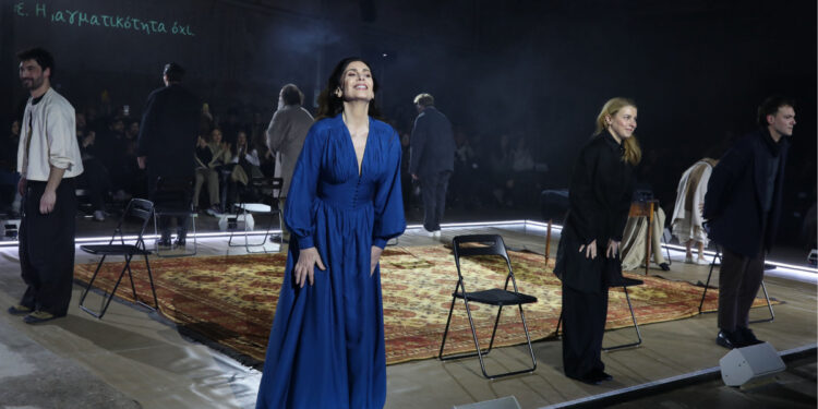 Κατερίνα Διδασκάλου: Σοκ στην πρεμιέρα της – Είδε στην πρώτη σειρά τον σκηνοθέτη που είχε καταγγείλει