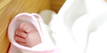 Alldaynews.gr «Το δάγκωναν τα ξαδέρφια του, έπεσε από το καρότσι»: Οι δικαιολογίες της μητέρας του βρέφους – Φρικιαστικά τα ευρήματα