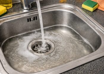 Βουλωμένος νεροχύτης; Υδραυλικός αποκαλύπτει τη λύση των 5 λεπτών για να λύσετε άμεσα το πρόβλημα