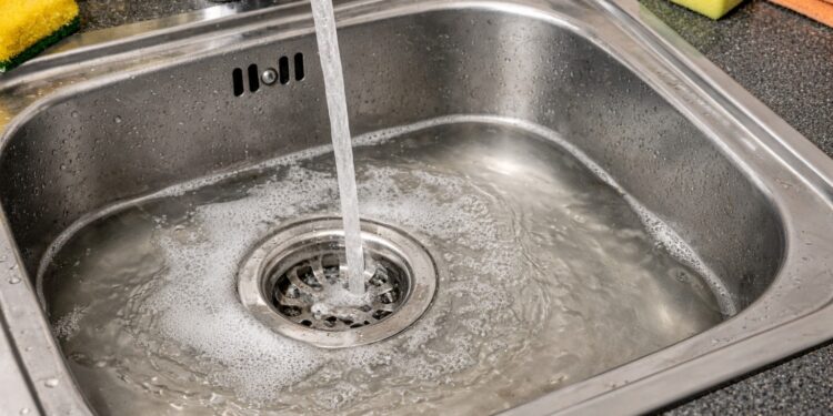 Βουλωμένος νεροχύτης; Υδραυλικός αποκαλύπτει τη λύση των 5 λεπτών για να λύσετε άμεσα το πρόβλημα