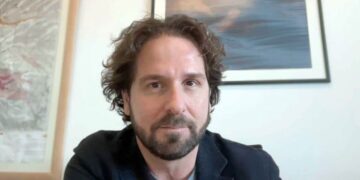 Ποιος είναι ο Νίκος Κοσματόπουλος που «πλακώθηκε» στον αέρα με τον Ευαγγελάτο;