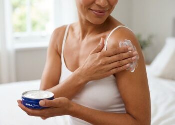 Τα τέσσερα έξυπνα κόλπα ομορφιάς που μπορεί να σας προσφέρει η Nivea στο μπλε κουτί