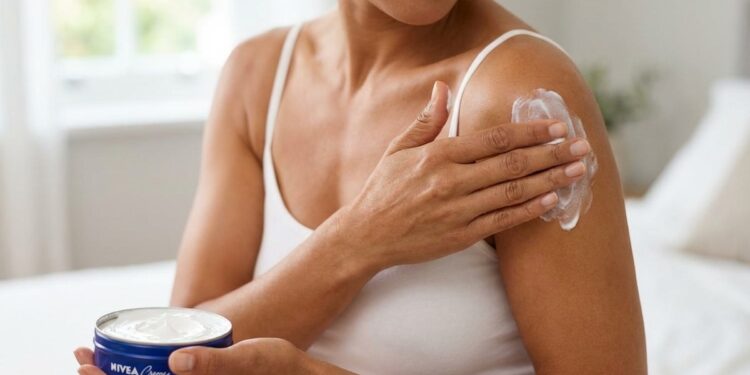 Τα τέσσερα έξυπνα κόλπα ομορφιάς που μπορεί να σας προσφέρει η Nivea στο μπλε κουτί