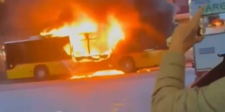 ΕΚΤΑΚΤΟ: Τραγωδία στην Ελβετία – Άνδρας αυτοπυρπολήθηκε σε λεωφορείο – Έξι νεκροί και αρκετοί τραυματίες (video)