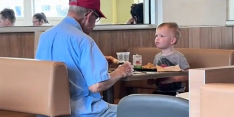 Alldaynews.gr Μπόμπιρας κάνει παρέα σε ηλικιωμένο που τρώει μόνος του στα McDonald’s – Πήρε το φαγητό του και πήγε να κάτσει μαζί του