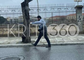 25η Μαρτίου στα Χανιά: Παρά την ακύρωση της παρέλασης λόγω κακοκαιρίας ένας άνδρας αποφάσισε να τιμήσει μόνος του την Εθνική Επέτειο