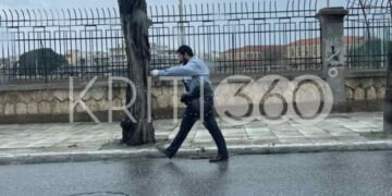 25η Μαρτίου στα Χανιά: Παρά την ακύρωση της παρέλασης λόγω κακοκαιρίας ένας άνδρας αποφάσισε να τιμήσει μόνος του την Εθνική Επέτειο