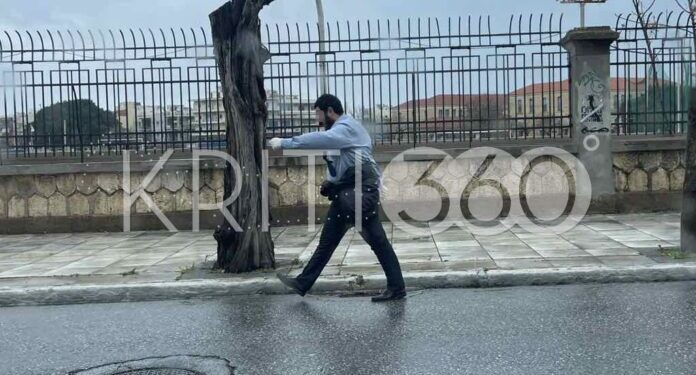 25η Μαρτίου στα Χανιά: Παρά την ακύρωση της παρέλασης λόγω κακοκαιρίας ένας άνδρας αποφάσισε να τιμήσει μόνος του την Εθνική Επέτειο