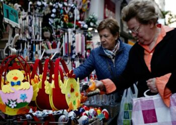 Πάσχα: Πότε ξεκινά το εορταστικό ωράριο – Κυριακή με ανοιχτά τα καταστήματα