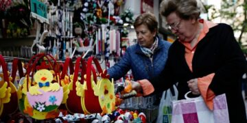 Πάσχα: Πότε ξεκινά το εορταστικό ωράριο – Κυριακή με ανοιχτά τα καταστήματα