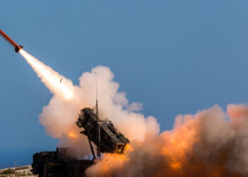 «Είμαστε πια σε αχαρτογράφητα νερά»: Έχει μπει η Ελλάδα στον πόλεμο;