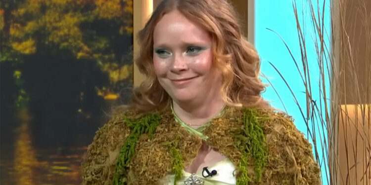 Alldaynews.gr Γυναίκα που παντρεύτηκε ποταμό γιορτάζει τα τρία χρόνια σχέσης και δηλώνει ακόμα ερωτευμένη – Δείτε το βίντεο