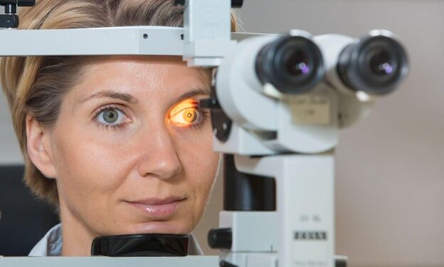 Ηλικιακή Εκφύλιση της Ωχράς Κηλίδας: Τι είναι, Συμπτώματα και Θεραπεία