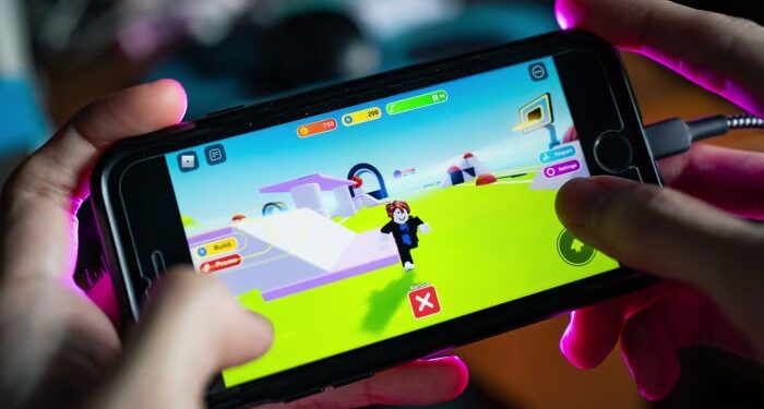 Alldaynews.gr Roblox: «Τα παιδιά χρειάζονται 24ωρη επίβλεψη» – Καμπανάκι από προγραμματιστή για το online παιχνίδι