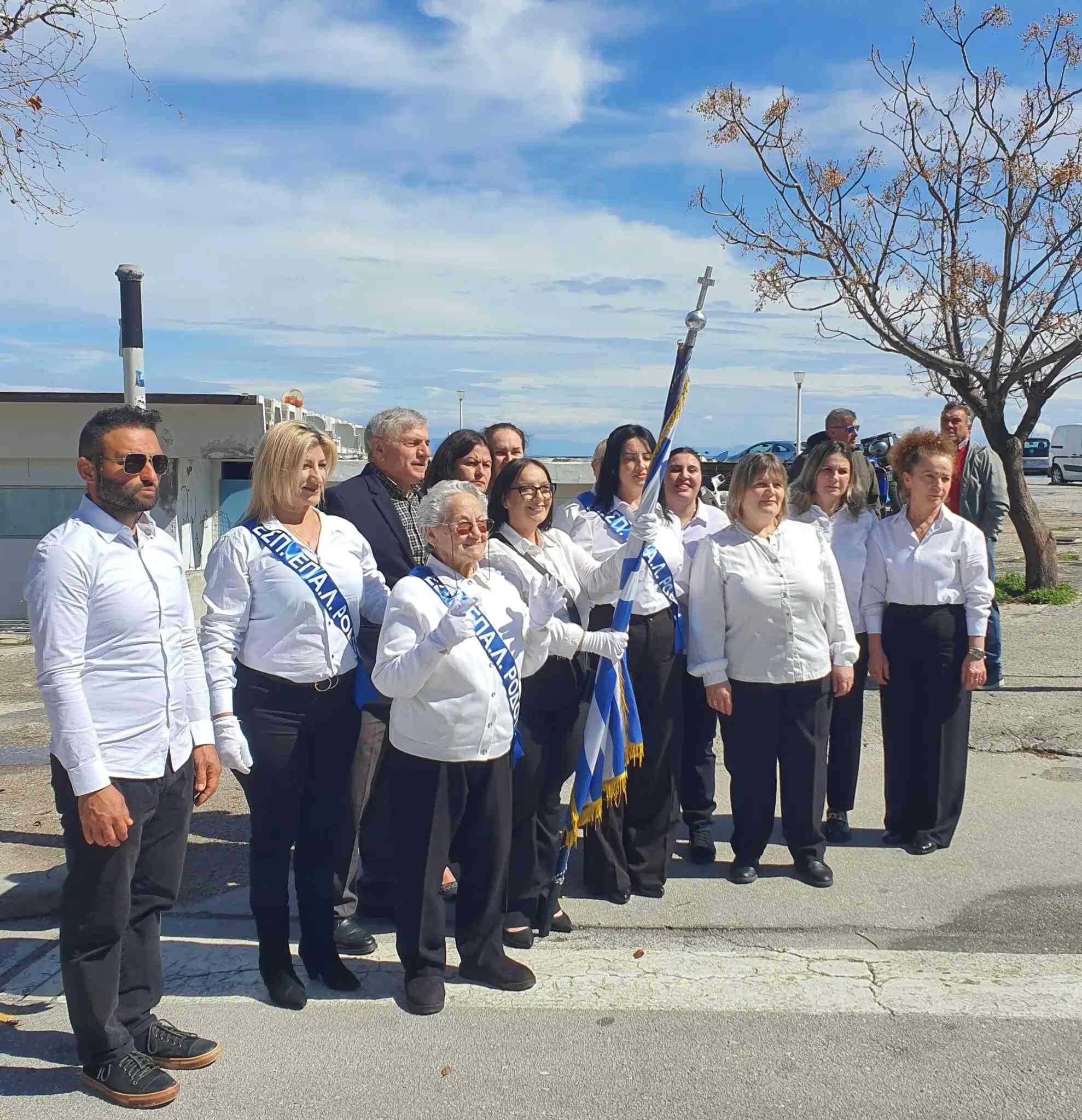 Alldaynews.gr Η κυρία Σοφία με τους συμμαθητές της