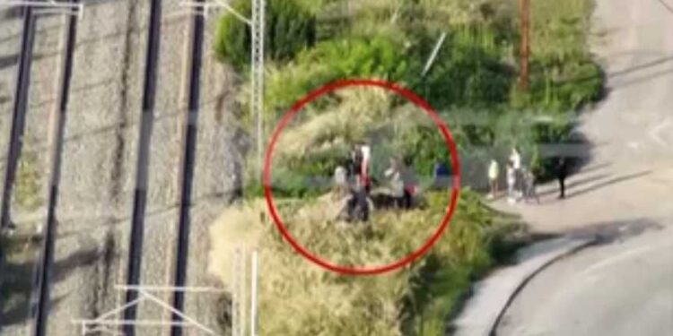 «Μόνο 70 κιλά έχω κλέψει», είπε στους αστυνομικούς ο Ρομά που πιάστηκε να κλέβει καλώδια χαλκού (video)