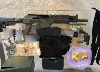 Οικογένεια με… 78 δικογραφίες οι Ρομά που συνελήφθησαν – Πούλησαν σε γνωστή πολιτικό «χρυσές λίρες» για 140.000 ευρώ (video)