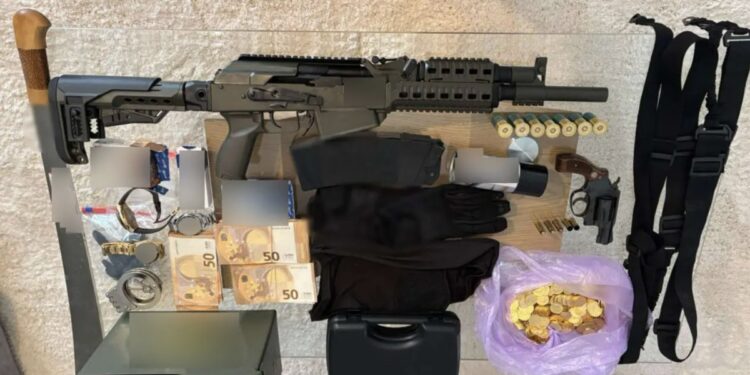 Οικογένεια με… 78 δικογραφίες οι Ρομά που συνελήφθησαν – Πούλησαν σε γνωστή πολιτικό «χρυσές λίρες» για 140.000 ευρώ (video)