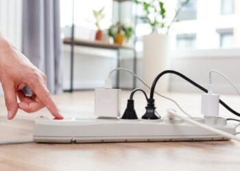 Πόσο μας κοστίζει ένας φορτιστής που μένει στην πρίζα – Γιατί δεν πρέπει να τον αφήνουμε