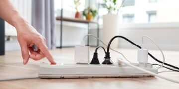 Πόσο μας κοστίζει ένας φορτιστής που μένει στην πρίζα – Γιατί δεν πρέπει να τον αφήνουμε