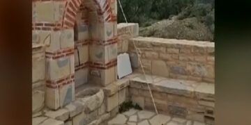 Σκύλος χτυπάει την…καμπάνα εκκλησίας (video)