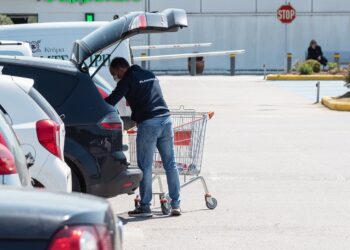 Φρίκη στο πάρκινγκ ενός σούπερ μάρκετ: Τρεις 14χρονοι βίαζαν εναλλάξ 13χρονη και μοιράστηκαν το βίντεο