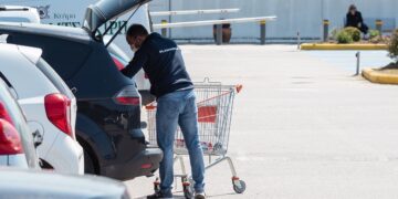 Alldaynews.gr Φρίκη στο πάρκινγκ ενός σούπερ μάρκετ: Τρεις 14χρονοι βίαζαν εναλλάξ 13χρονη και μοιράστηκαν το βίντεο