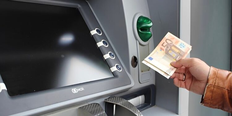 Alldaynews.gr Κοινός τραπεζικός λογαριασμός: Τι ισχύει όταν πεθάνει ο ένας καταθέτης – Ποιος τα παίρνει όλα και ποιος μένει με άδεια χέρια