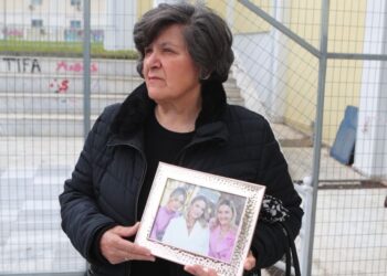 Ραγίζει καρδιές η γιαγιά των τριών κοριτσιών της οικογένειας Πλακιά – Στο δικαστήριο με κορνίζα των εγγονών της