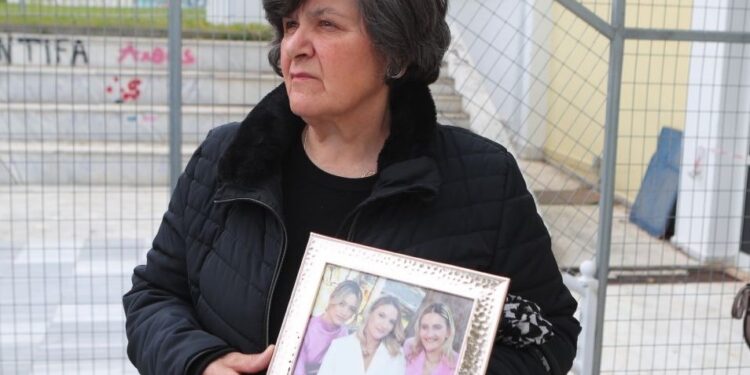 Ραγίζει καρδιές η γιαγιά των τριών κοριτσιών της οικογένειας Πλακιά – Στο δικαστήριο με κορνίζα των εγγονών της