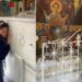 «Τον άκουσα»: Η Μαρία Μενούνος γονάτισε μπροστά στον τάφο του Αγίου Νεκταρίου στην Αίγινα και όσα λέει συγκλονίζουν