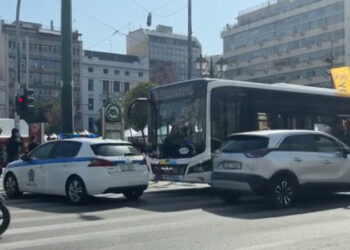 Αστικό λεωφορείο παρέσυρε ηλικιωμένο τη στιγμή που επιχειρούσε να περάσει τον δρόμο