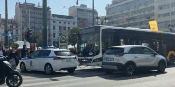 Αστικό λεωφορείο παρέσυρε ηλικιωμένο τη στιγμή που επιχειρούσε να περάσει τον δρόμο