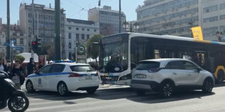 Αστικό λεωφορείο παρέσυρε ηλικιωμένο τη στιγμή που επιχειρούσε να περάσει τον δρόμο