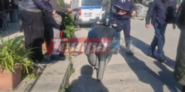 Απίστευτο τροχαίο στην Πάτρα: Αυτοκίνητο χτύπησε πεζή – εκσφενδονίστηκε σε μηχανάκι και κατέληξε σε γλάστρες