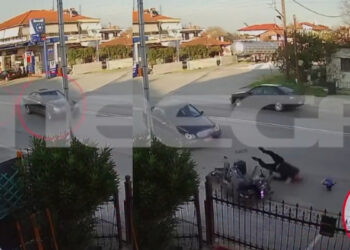 Συγκλονιστικό βίντεο ντοκουμέντο από σύγκρουση μηχανής με αυτοκίνητο – Παρασύρθηκε πεζή (video)