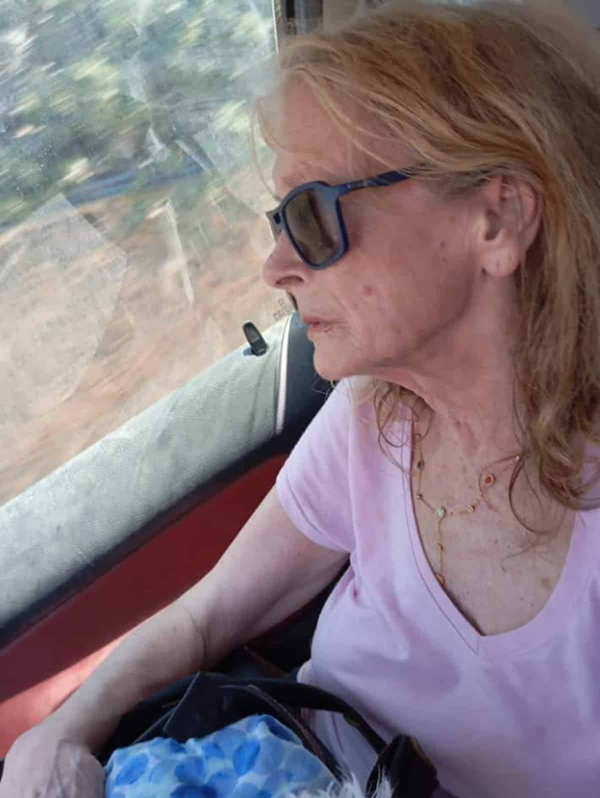 Νόρα Βαλσάμη: Σπάνια εμφάνιση της ηθοποιού – Αισθητά αδυνατισμένη και καταβεβλημένη στα 78 της 1 varsami