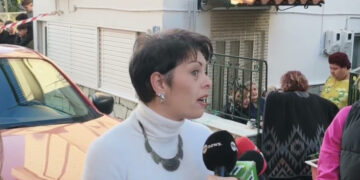 Alldaynews.gr «Είδα τη γυναίκα να καίγεται στην αυλή» – Συγκλονίζουν οι μαρτυρίες για την οικογενειακή τραγωδία (video)