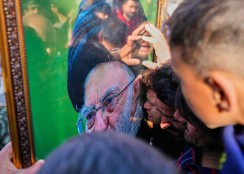 Θρήνος στο Ιράν για τον θάνατο του Αλί Χαμενεΐ – Στους δρόμους ο κόσμος – Η στιγμή που δημοσιογράφος ανακοινώνει τον θάνατο του (video)