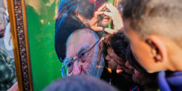 Θρήνος στο Ιράν για τον θάνατο του Αλί Χαμενεΐ – Στους δρόμους πλήθος κόσμου