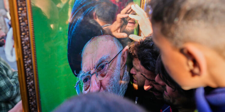 Θρήνος στο Ιράν για τον θάνατο του Αλί Χαμενεΐ – Στους δρόμους πλήθος κόσμου