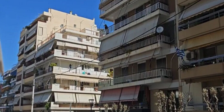 Alldaynews.gr ΕΚΤΑΚΤΟ: Θρίλερ με νεκρές μητέρα και κόρη σε δωμάτιο με χτισμένη πόρτα – Κρατείται ο γιος της οικογένειας (video)