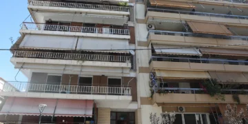 Μαρτυρίες για το θρίλερ στου Ζωγράφου: «Είχαμε να τις δούμε 1,5 μήνα, υπήρχε έντονη μυρωδιά» – Η πόρτα ήταν σφραγισμένη με στόκο