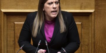 Ακραία κόντρα Κωνσταντοπούλου-Παπασταύρου στη Βουλή: «Γιατί μπλέκετε το παιδί του πρωθυπουργού;»