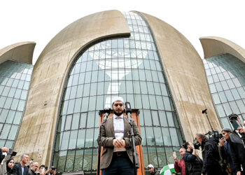 Στη Γερμανία τα τζαμιά πολλαπλασιάζονται, οι εκκλησίες μειώνονται – Πόσοι είναι οι μουσουλμάνοι και πόσοι οι Χριστιανοί