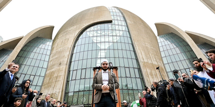 Στη Γερμανία τα τζαμιά πολλαπλασιάζονται, οι εκκλησίες μειώνονται – Πόσοι είναι οι μουσουλμάνοι και πόσοι οι Χριστιανοί