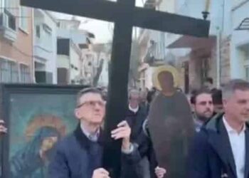 Περιφορά Επιταφίου στην Πρίγκηπο: Ο Άρης Πορτοσάλτε κράτησε τον σταυρό μπροστά στην πομπή